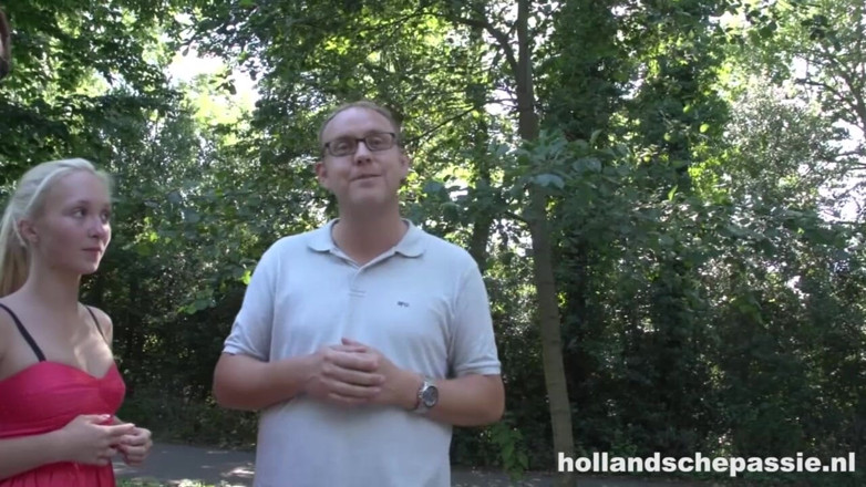 Hollandsche Passie: Esmee dikongkek di tempat awam