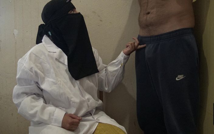 Souzan Halabi: Cowok pemalu ini kaget waktu suster muslim lagi asik ngentot...