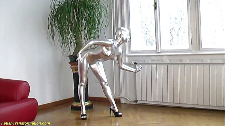 Fetish Islands: Silver metallmålad skalligt huvud staty skyltdockor poserar