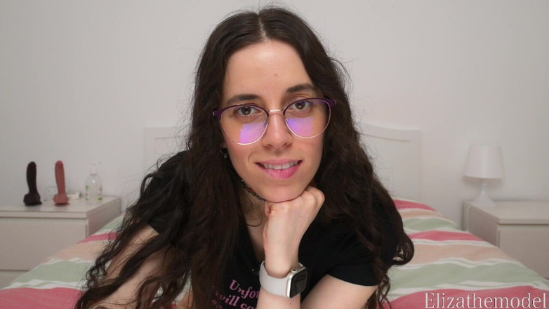 ElizaTheModel: Privind la tine cu limba mea afară