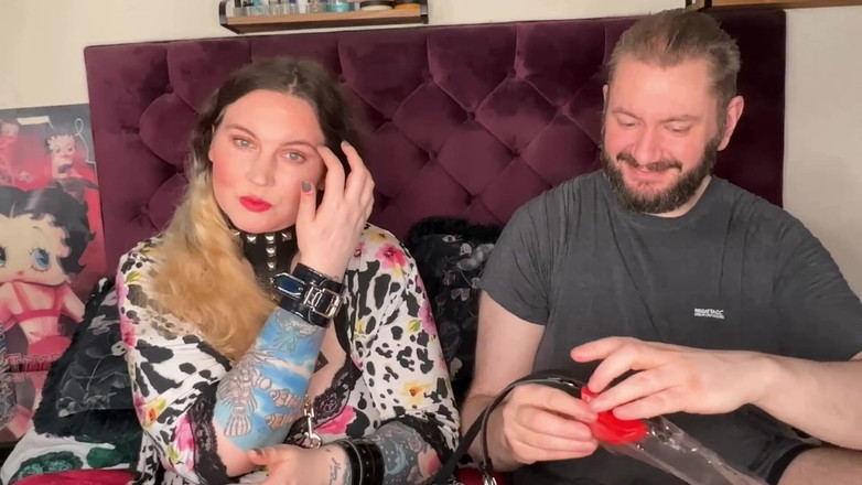 MissFFW: Kinky hoer unboxt haar selectie van nieuw speelgoed