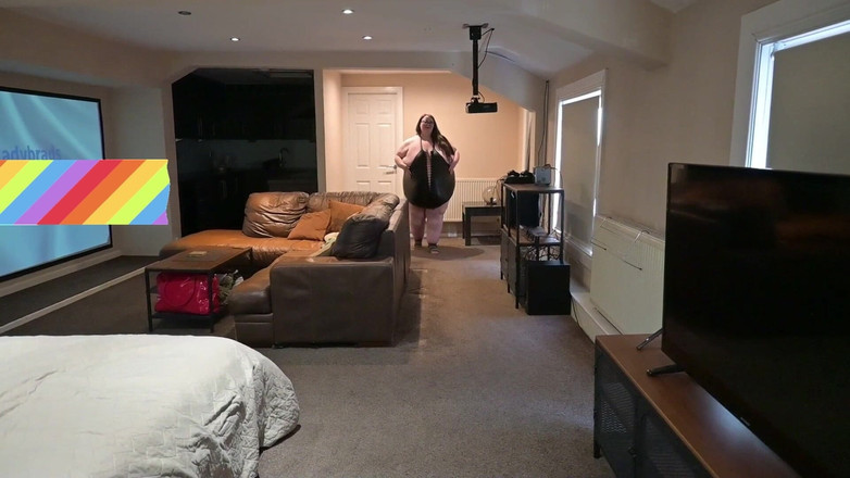 SSBBWLadyBrads: Femeie super-mare și frumoasă în costum de piele neagră și grasă