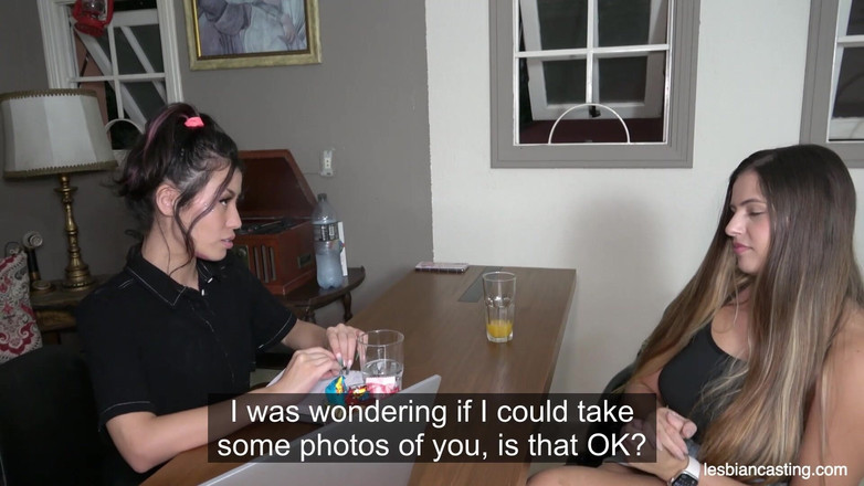 LesbianCasting: Agente japonesa experimentada y lesbiana rubia caliente