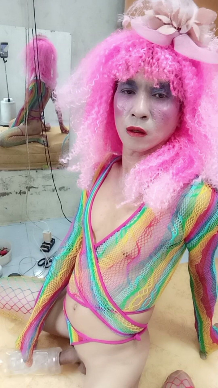 nguyen dang thien tri: Transgender Le memakai pakaian seksi dan bermain cawan seks