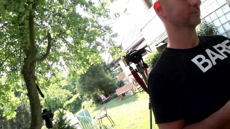 Deutschland Porno X: 젊은 소녀가 두 음경 모두를 절정에 이르게 한다