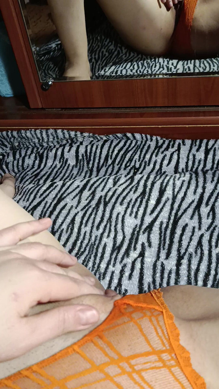 OniSoi: Külotunu Çıkarmadan Aynanın Önünde Ev Yapımı Mastürbasyon