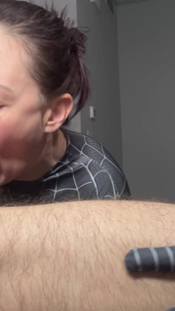 2 oda arkadaşı büyük yarakla tüm deliklerini yok etmek istiyor. Cosplay örümcek kızlar üçlü seks, anal dölleme. Sert seks boşalması