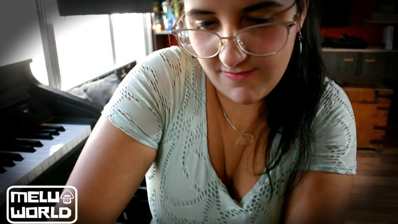 melu_world: Profesora de piano quiere afinate - Meluworld