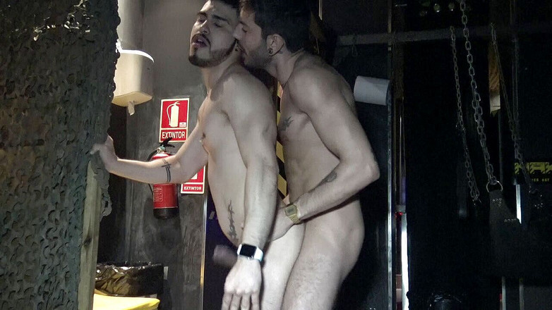 WORLDWIDE RAW FUCK STUDIO: Valentiso Sisto використовується необробленим Алексізом Кларком