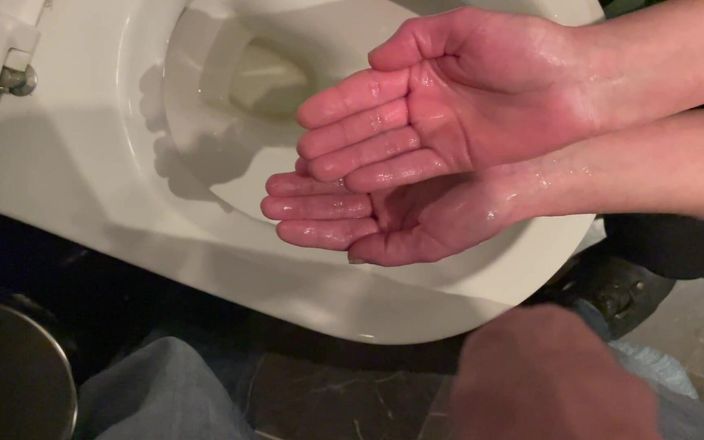 Aqua Pola: Mantengo su polla cuando hace pis y se lava