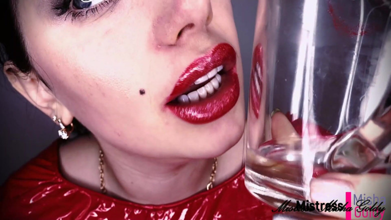 Goddess Misha Goldy: Adora mi lápiz labial marca perra!