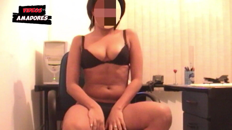 Amateurs videos: Vdaná žena poslala nahé video v kanceláři, aby to její manžel...