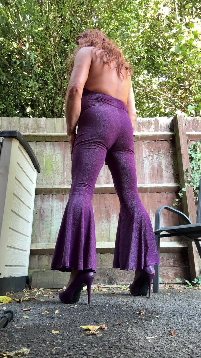 Kellycd2022: Сексуальный кроссдрессер Kellycd2022 в фиолетовом комбинезоне и на каблуках