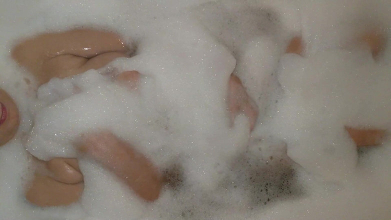 Deep Violette: Hot bathtub, hot coffee, hot Violette ... roommate