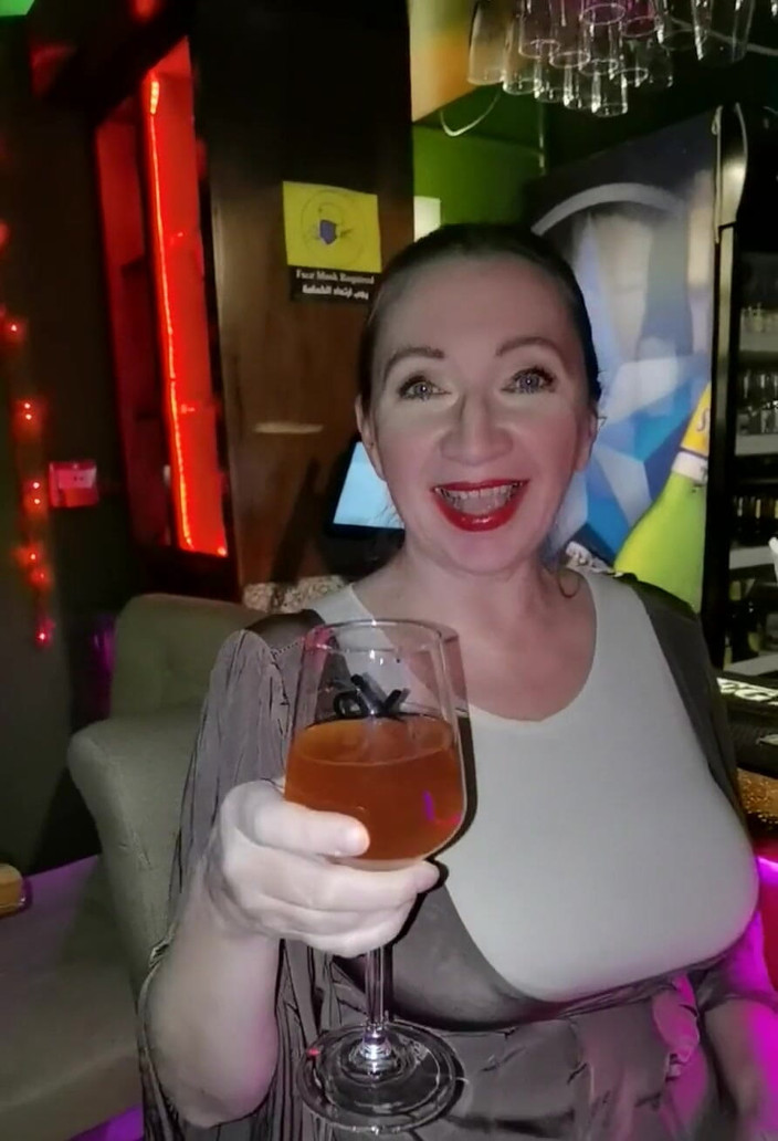 MariaOld: आप मेरे लिए ग्लास प्रदान करते हैं और मैं आपको अपने घर आमंत्रित करता हूं