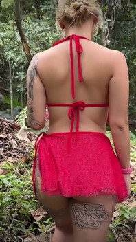 Ich bin mit meiner Freundin im Wald joggen gegangen und habe meinen Schwanz in ihrem Mund gehabt und auf ihrer Zunge gekommen