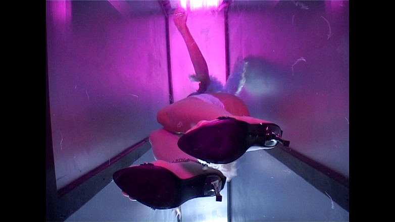 Hot Girlz: La tettona bionda angel gioca con la sua fica arrapata