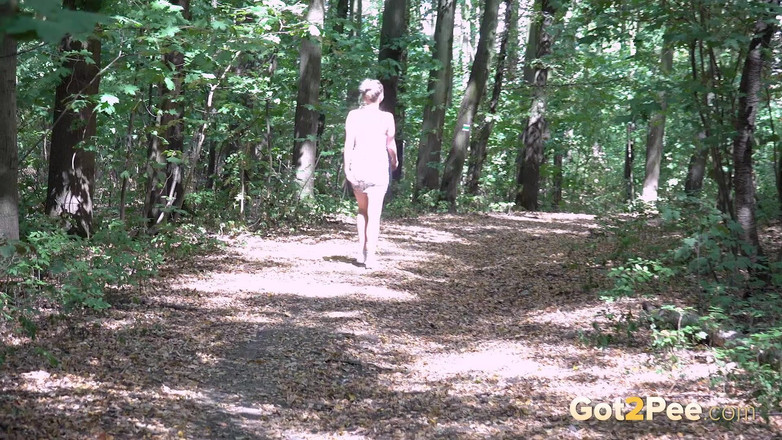 Puffy Network: Got2pee द्वारा जंगल में घबराई हुई जहां लड़कियां Got2Pee द्वारा जंगल में पेशाब करने आती हैं जहां लड़कियां पेशाब करने आती हैं