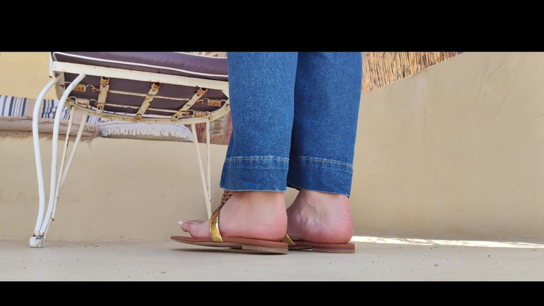 Goddess Lena: Škádlení v plochých sandálech