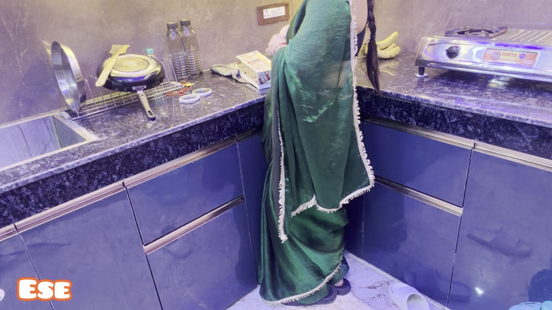 Sammy Sins: Bhabhi dikongkek dari belakang di dapur