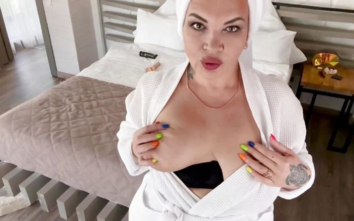 KarmenMilf: Macecha s velkým zadkem chce být ošukaná v análu