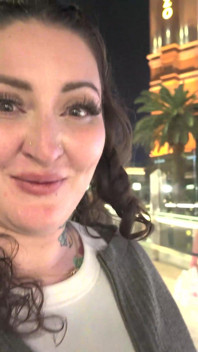 Une PAWG pulpeuse reçoit souvent la première double pénétration vaginale par une grosse noire