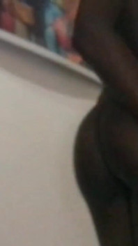 Hete tengere zwarte meid pov plaagt de camera met gladde twerkbewegingen