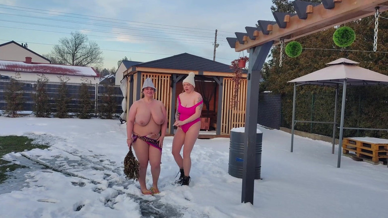 Bastet: Swingers. Dois casais brincam nus na neve. as mulheres fazem...