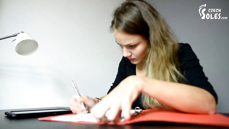 Czech Soles - foot fetish content: オフィスの机の下と彼女のセクシーな足とかかとで