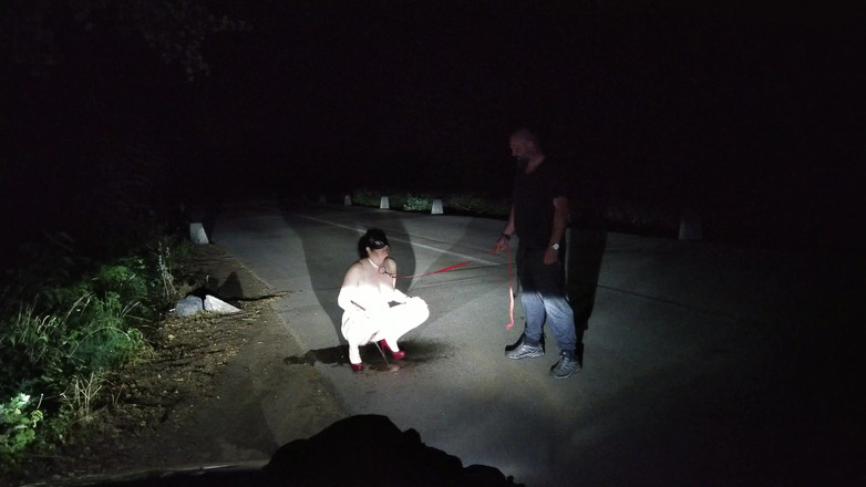 Toilet Mommy: Cewek Tua Mesum Lagi Asik Kencing Di Luar Ruangan