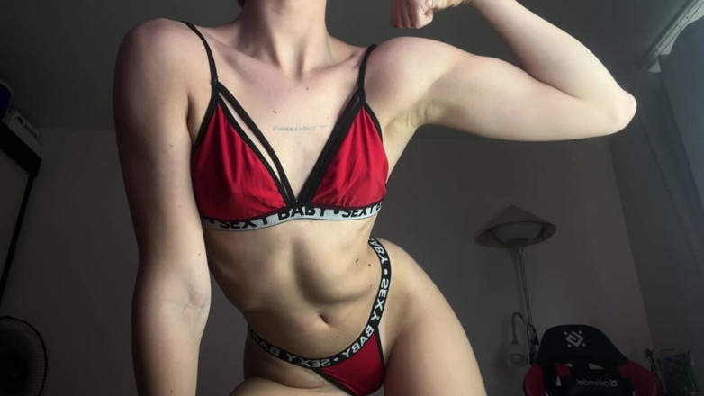 Skinny_lady69: Beugt sich ihrer macht
