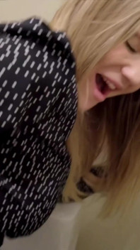 Makes Me Cum in Restaurant - Risky Sex