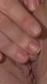 Des MILF sexy se font filmer en train de se masturber seules - 4