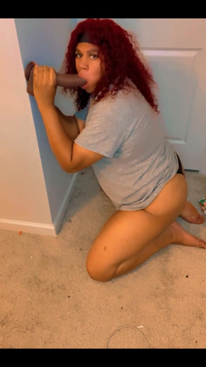 Hicktown_hoochi: Aku lagi asik nyepong dildo ukuran kontol raksasa pria kulit...