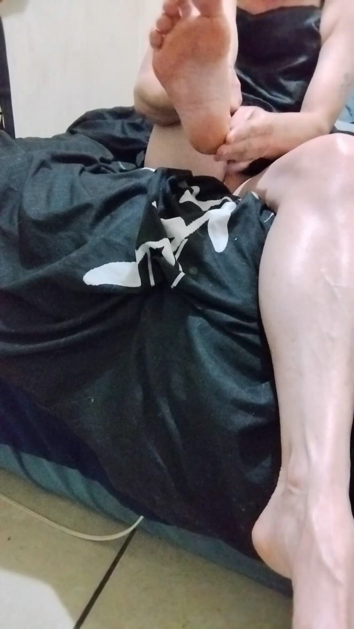 MariaModesto: Massaging My Feet and Legs with Oil