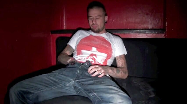 Sneaker gay: 射在偷拍者和闻脚