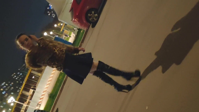 Ponny Letany: 섹시한 드레스와 하이힐을 신고 공공 장소에서 쇼핑하고 행동하는 Sissy Ponyboy