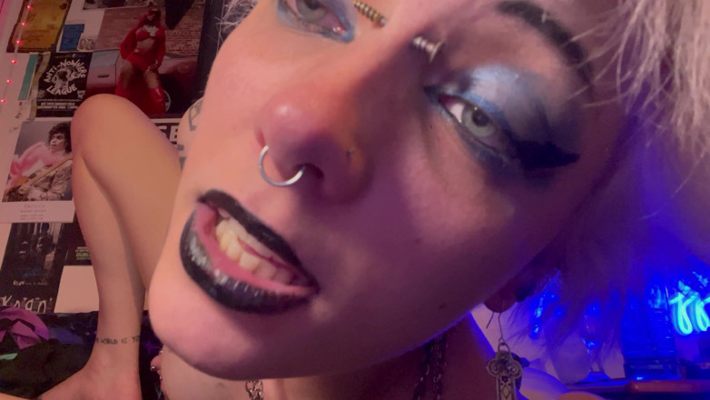 Glitterqueen1999: Gothil nostril flaring, menggosok dildo, ngiler di lipstik