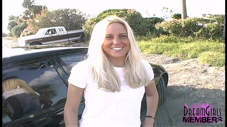 Dream Girls: 해변에서 피어싱된 보지를 따먹는 핫한 금발