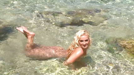 Leon Lambert Girls Twerk Parties CFNM: Sexy prsatá blonďatá holka předvádí své dokonalé tělo venku