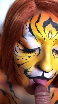 Tijgermeisje bodypaint zuigen en neuken