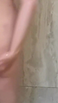 Gilf semok berair dan kencing di kamar mandi