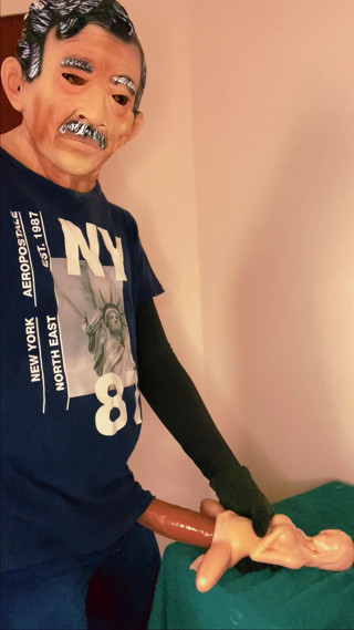 GREEDY TRUCK: Milf homem de 76 anos comprou sua primeira boneca sexual após...