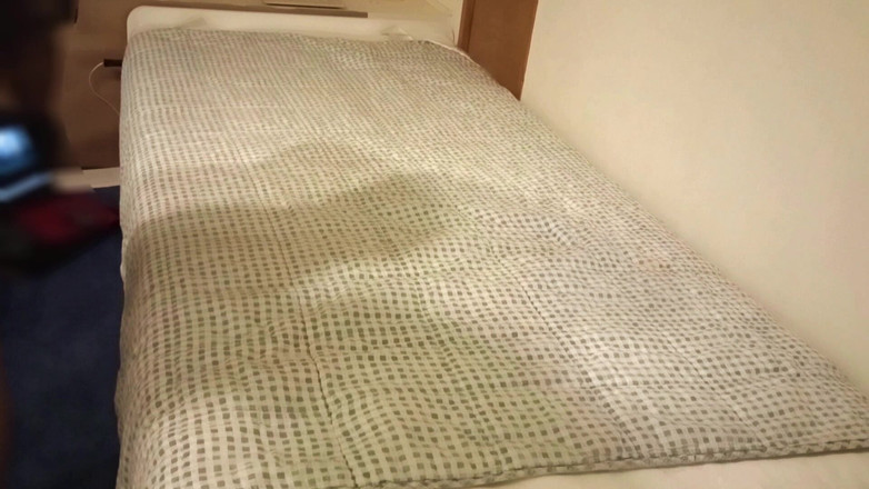 Mark Hannes: Cewek sange ini lagi asik masturbasi di ranjang sampai lubangnya...