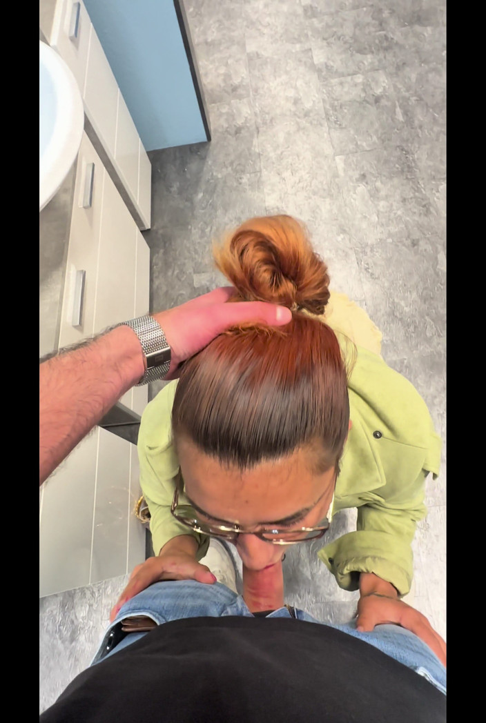 m's Bossy: Pompino spontaneo in negozio di mobili