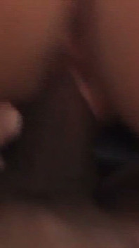 Une MILF rousse dévore avec impatience une énorme bite noire