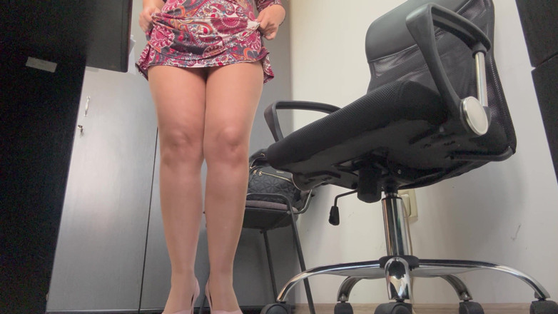 Step Mommy: Secretaria provocadora muestra sus grandes tetas a su jefe y...