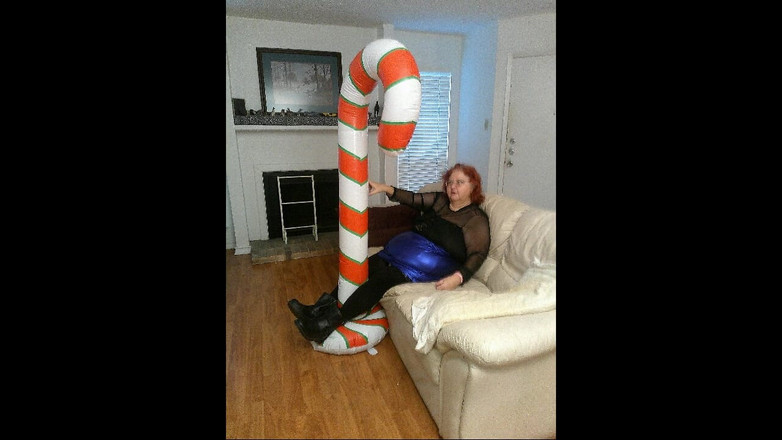 BBW nurse Vicki adventures with friends: Pielęgniarka Vicki modeluje swój seksowny strój kończący się Candy Cane...