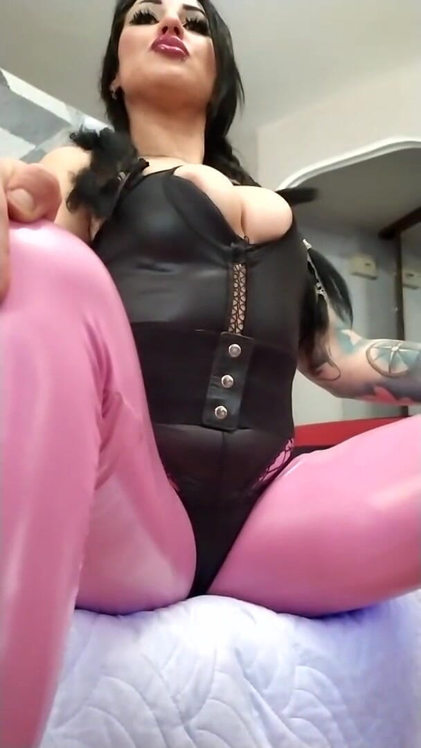 KatrixandCaliforniaLatex: Sexy latex-barbie posiert und provoziert
