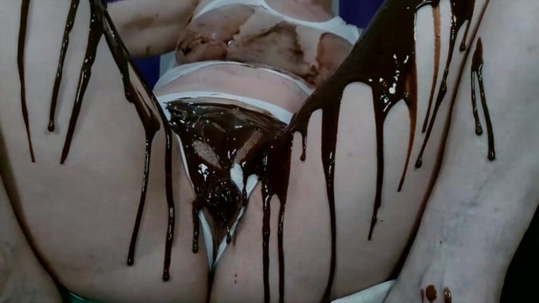 Brazilian_Miss: Une chatte se fait tremper et jouit avec du chocolat...
